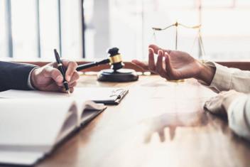 Công chứng nhà đất thế nào khi người bán không ký tên được?