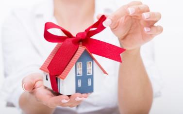 Bố mẹ tặng đất cho con vị thành niên: lưu ý khi công chứng