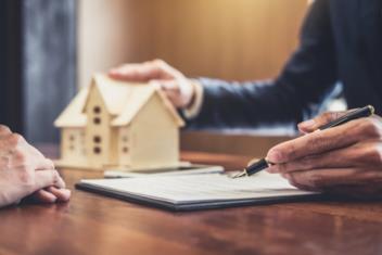 Ký hợp đồng mua bán nhà đất: Tại UBND phường xã hay VPCC?