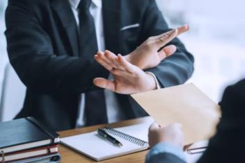 Quyền từ chối công chứng của công chứng viên: Có hay không?