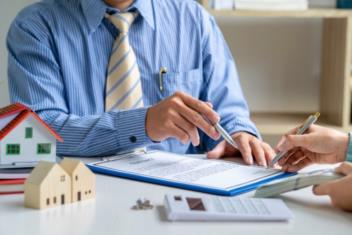 Cách tính phí công chứng mua bán nhà đất: Bên nào phải chịu?