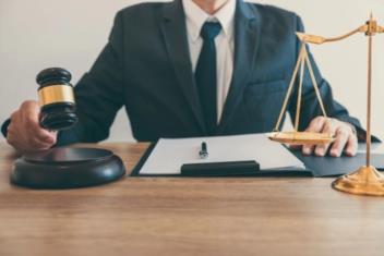 Công chứng viên: Vai trò và chức năng trong giao dịch pháp lý