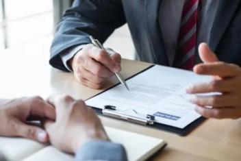 Ủy quyền đi làm thủ tục hành chính: Có cần công chứng không?