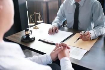 Cần làm gì để được ủy quyền thay mặt nộp đơn ly hôn?