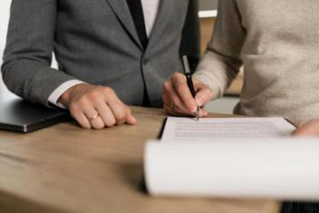 Có được ủy quyền đi làm giấy tạm trú tạm vắng không?