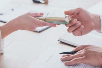 Có được ủy quyền đi rút tiền ngân hàng không?