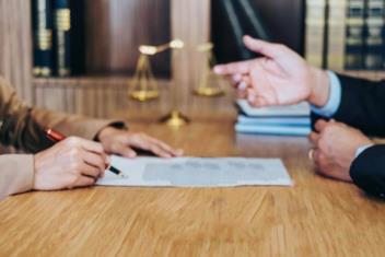 Ủy quyền xin trích lục hộ tịch: Có cần công chứng không?