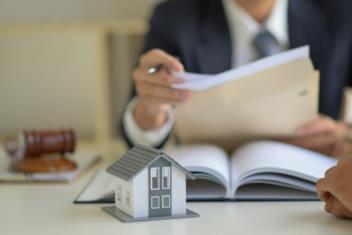 Công chứng mua bán nhà đất khi bên bán mất khả năng hành vi dân sự
