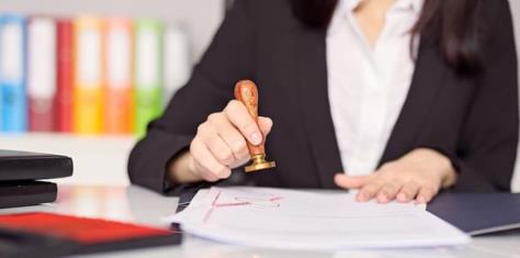 Công chứng mua bán nhà đất có thể ủy quyền cho người khác không?
