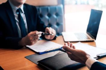 Công chứng mua bán nhà đất có cần người đại diện pháp luật không?
