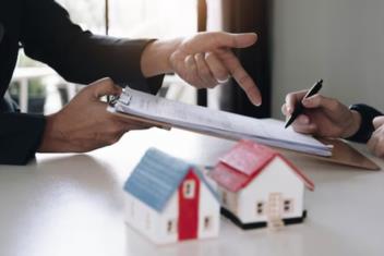 Công chứng mua bán chung cư có nên mời luật sư tư vấn?