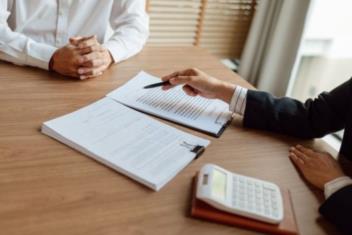 Giấy ủy quyền làm ở UBND phường xã: Có đúng quy định không?