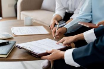 Sự khác biệt giữa hợp đồng ủy quyền và hợp đồng đại diện