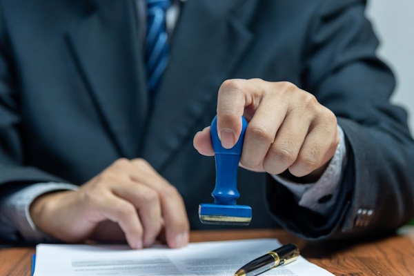 Ai có quyền từ chối công chứng tài liệu?