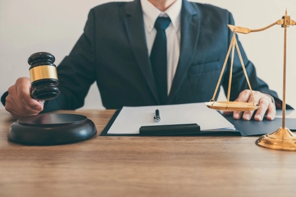 Công chứng viên: Vai trò và chức năng trong giao dịch pháp lý