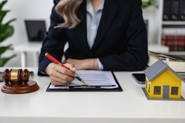 Công chứng mua bán nhà đất khi bên bán thế chấp nhiều ngân hàng