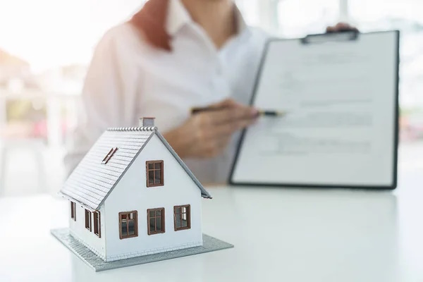 Công chứng mua bán nhà đất khi người mua có giấy phép cư trú hoặc tạm trú