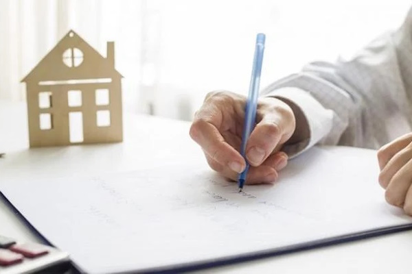 Công chứng hợp đồng mua bán chung cư bằng giấy viết tay được không?