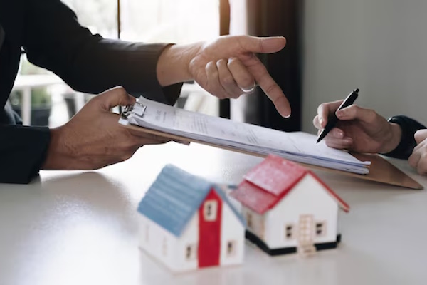 Công chứng mua bán chung cư có nên mời luật sư tư vấn không?